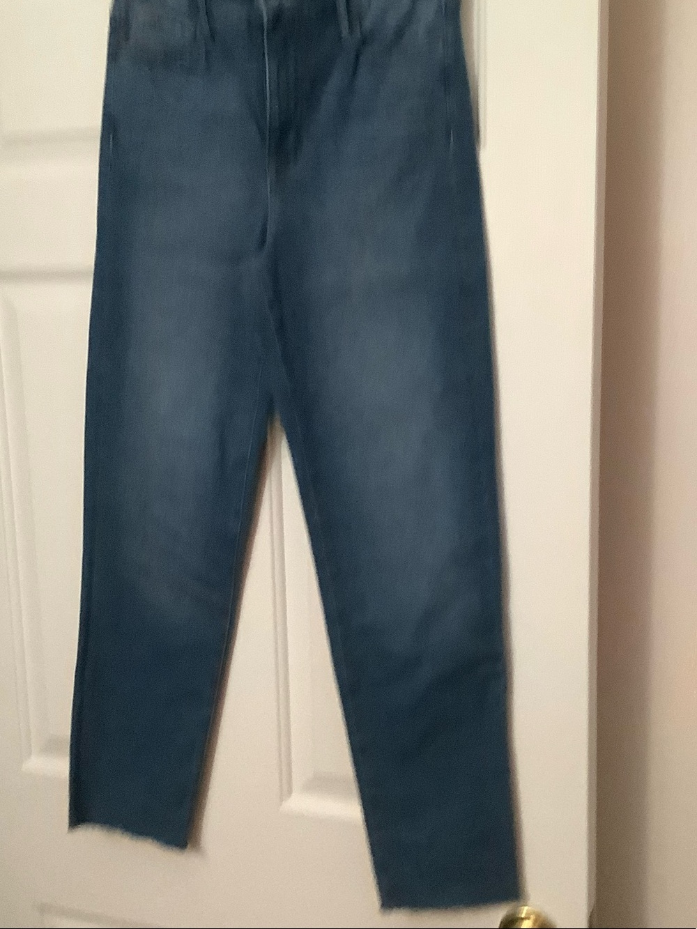 Mid-Rise Cropped Women's Jeans in Medium Blue